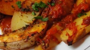 Печени картофи с домати и лютеница