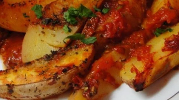 Печени картофи с домати и лютеница