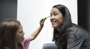 Какво се случва, когато момиченца гримират майките си