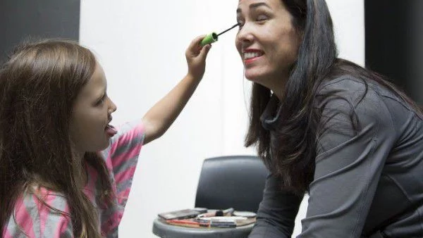 Какво се случва, когато момиченца гримират майките си