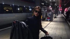 Виктория Бекъм пътува с влак