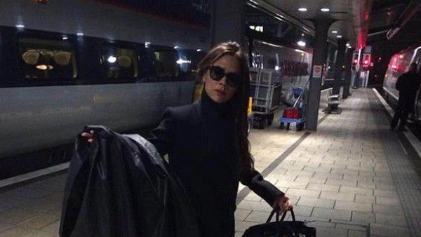 Виктория Бекъм пътува с влак