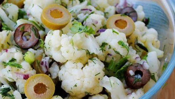 Салата с карфиол и маслини