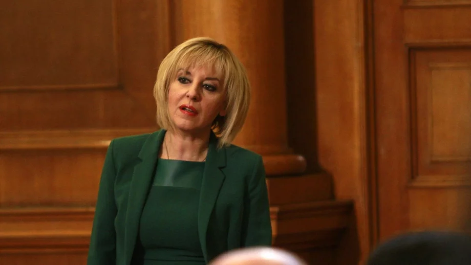 Манолова: Монополисти масово съдят граждани в частни съдилища 