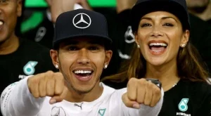 Шерцингер празнува с Хамилтън световната му титла