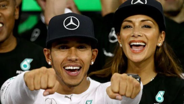 Шерцингер празнува с Хамилтън световната му титла