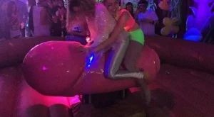 Секс кукли и членове на рождения ден на Майли Сайръс