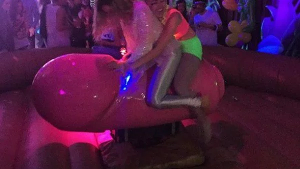 Секс кукли и членове на рождения ден на Майли Сайръс