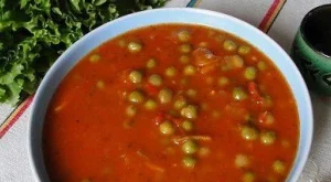 Грах с домати