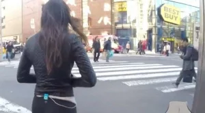 Секси жена обикаля улиците с камера на дупето