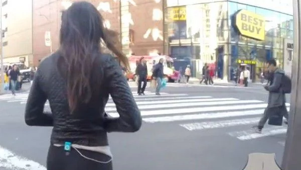 Секси жена обикаля улиците с камера на дупето