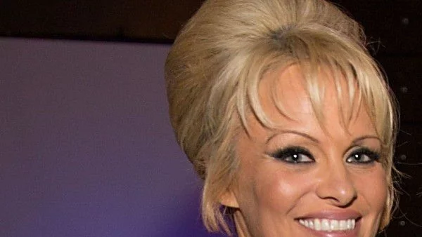 Памела се впуска в политиката