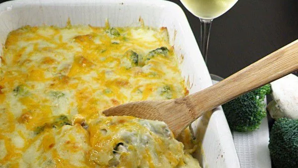 Запечено пилешко с киноа, броколи и гъби