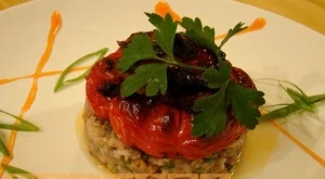 Салата от печен лук и орехи по габровски