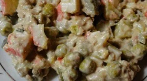 Рибна салата с кисели краставички и грах