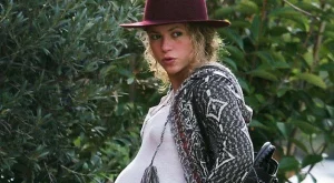 Шакира показа наедрялото си коремче