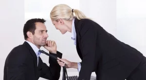 Плюсове и минуси на връзката с колега