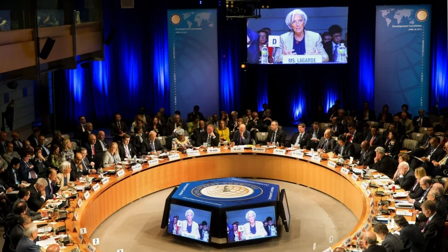 МВФ не промени прогнозите си за 2017 г., но предупреди за рискове