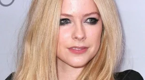 Аврил Лавин: Болна съм, молете се за мен 