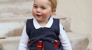 Принц Джордж с коледни снимки