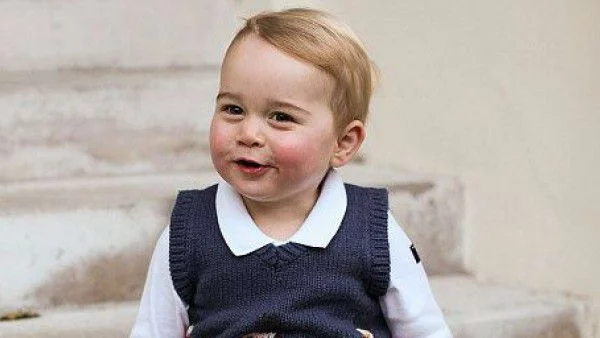 Принц Джордж с коледни снимки