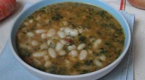 Боб яхния със спанак