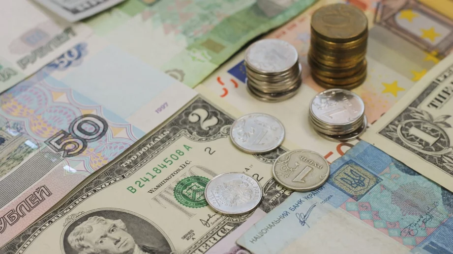 Американският долар нараства, а новозеландския пада след изявленията на двете централни банки