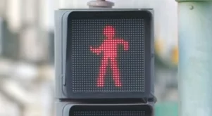 Защо хората в Лисабон никога не пресичат на червено (видео)