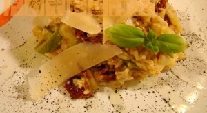 Ризото с праз, тиквички и сушени домати