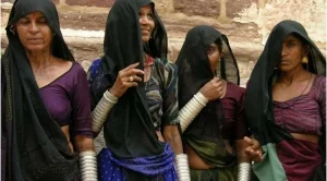 Най-странните професии по света или къде плащат да буташ хора в метрото