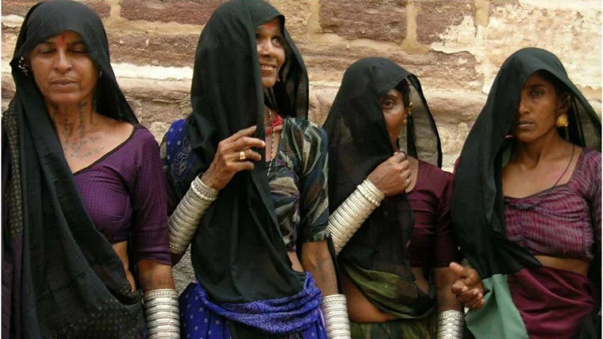 Най-странните професии по света или къде плащат да буташ хора в метрото