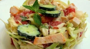 Зелева салата с пуешко филе и сметанов дресинг 