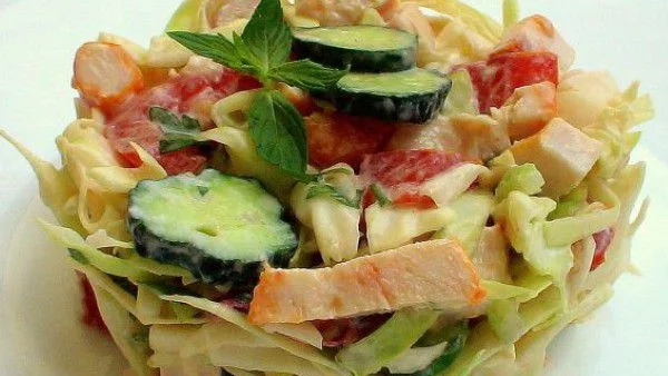 Зелева салата с пуешко филе и сметанов дресинг 