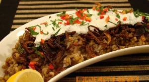 Леща с ориз и пържен лук