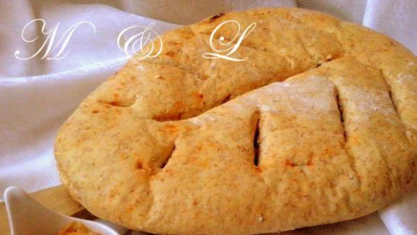 Фугас със сушени домати и пикантно масло