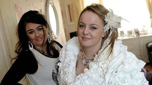 Булчинска рокля  от тоалетна хартия