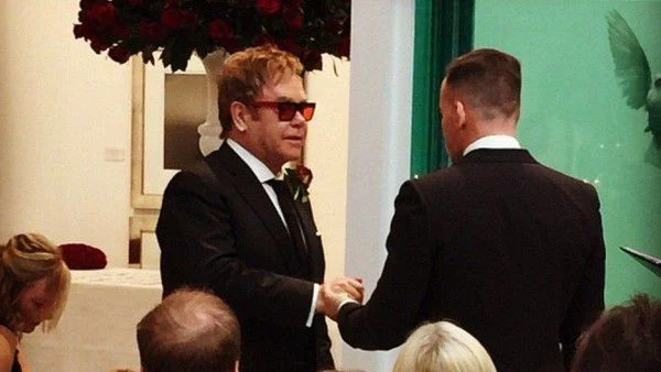 Снимки от сватбата на Елтън Джон