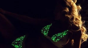 Бельо свети в тъмното