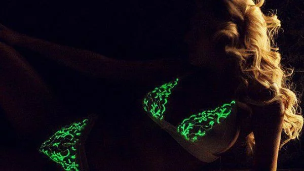 Бельо свети в тъмното