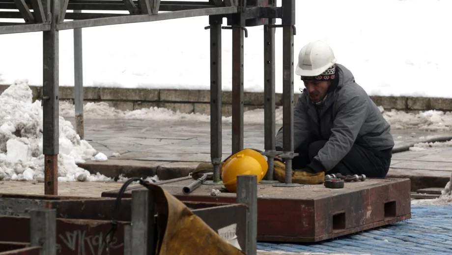 Ръст в промишлеността и строителството и лек спад при търговията през ноември