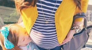 Жена проследява бременността си чрез стилни селфита