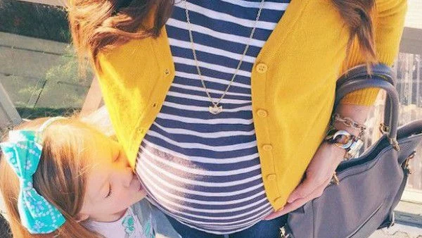 Жена проследява бременността си чрез стилни селфита