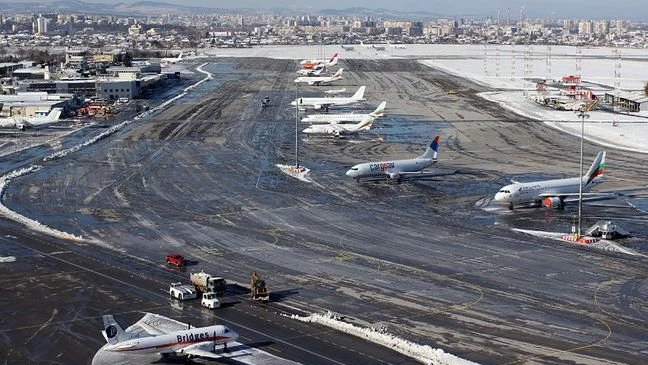 Летище София работи при зимни условия 