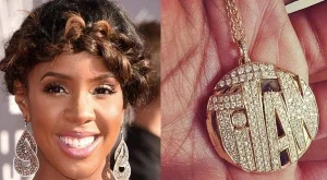 Кели Роуланд с колие с името на сина й