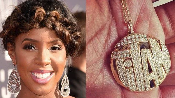 Кели Роуланд с колие с името на сина й