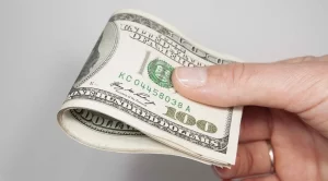 Доларът нараства заради обезценката на петрола с 4%