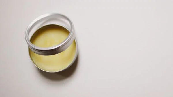 Балсам за устни с мед и лайка