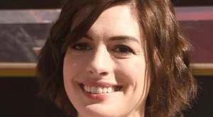 Ан Хатауей  с призив към младите майки