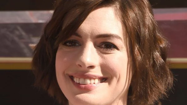 Ан Хатауей  с призив към младите майки