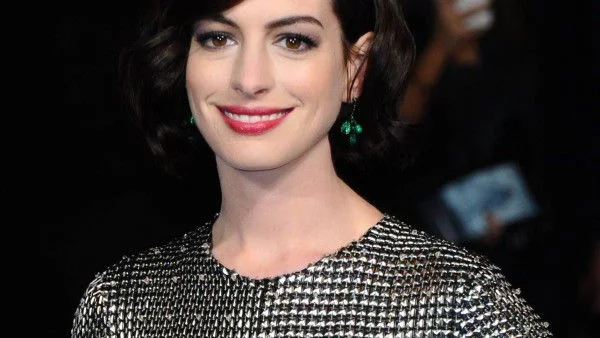 Ан Хатауей отново спира цигарите